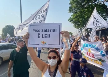 Sem piso salarial, profissionais da enfermagem de Goiás participam de paralisação nacional