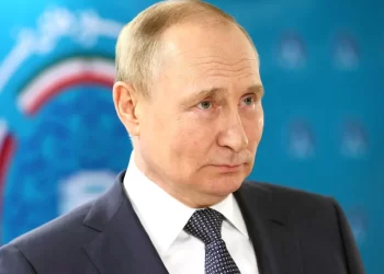 Putin é alvo de atentado e tem limusine atingida por bombas