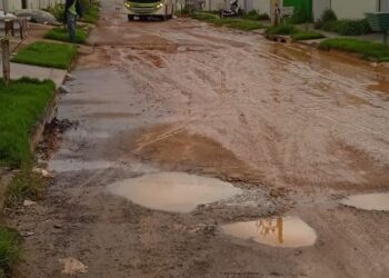 Moradores reclamam de buracos no setor Ecológico Araguaia em Senador Canedo