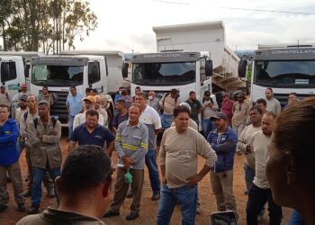 Servidores do município de Senador Canedo protestam em frente a Prefeitura