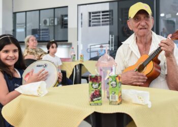 OVG promove encontro de gerações para bem-estar de idosos em instituições