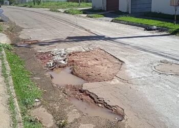 Moradores do Jardim Canedo 2 reclamam de buracos na rua