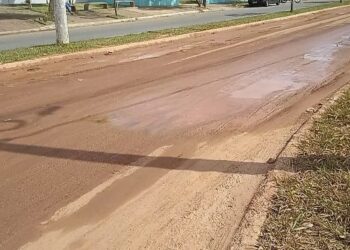Obra não finalizada provoca poeira e lama em frente a unidade de saúde da Vila Bom Sucesso