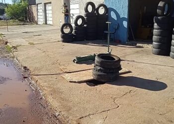 Calçada danifica após obra da prefeitura prejudica comerciante em Senador Canedo