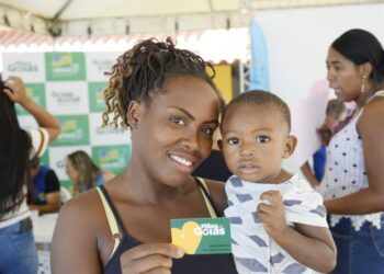 Goiás Social entrega mais de 4 mil cartões do Mães de Goiás e Dignidade em dois meses