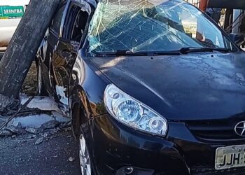 Acidente derruba poste em Senador Canedo, o condutor do veiculo fugiu do local