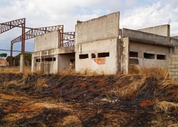 Escola abandonada em Senador Canedo virou ponto de drogas