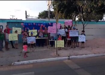 Moradores de Senador Canedo protestam realizando festa de aniversário para reforma de escola que já dura um ano