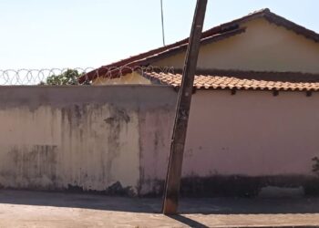 Poste com rachaduras oferece riscos para moradores de Senador Canedo
