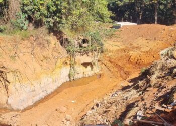 Denuncias apontam que a nascente do córrego Vargem Bonita em Senador Canedo está sendo aterrado