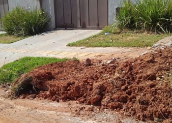 Obra da Prefeitura de Senador Canedo arranca lixeira de morador