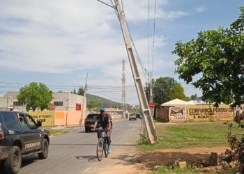 Risco de queda: Poste em Senador Canedo pode cair a qualquer momento