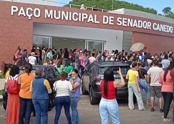 No primeiro dia de greve, Servidores da Educação de Senador Canedo se manifestam em frente ao Paço Municipal