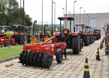 Governo de Goiás entrega máquinas agrícolas a 22 prefeituras