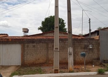 Morador solicita retirada de poste de energia danificado em Senador Canedo