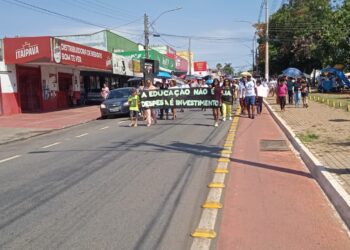 Servidores da Educação protestam por toda a Avenida Dom Emanuel em Senador Canedo