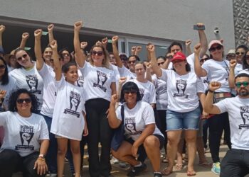 Professores e Administrativos realizam manifestação com panelas no Paço Municipal de Senador Canedo
