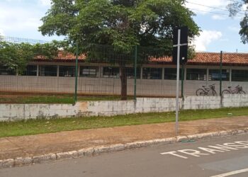 Pais denunciam péssimas condições de escola em Senador Canedo
