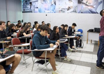 Candidatos se preparam para prova de redação do Enem no domingo