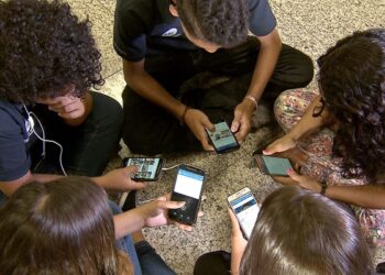 Escolas buscam soluções para regular uso de celular na sala de lição
