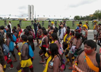 Indígenas marcham em Brasília contra marco temporal