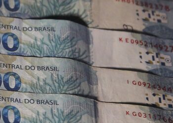 Juros do cartão de crédito rotativo sobem para 438,4% ao ano