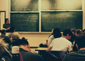 Investimento em ensino está diminuindo, diz relatório internacional