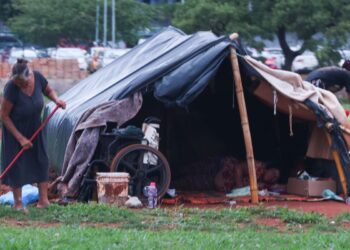 Finados: “saudade é pior que pobreza”, diz idosa em situação de rua