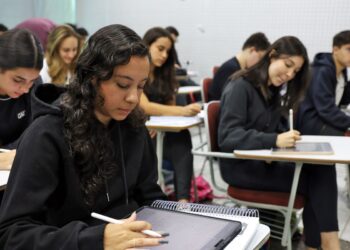 Enem: cursos populares são oportunidade para alunos de baixa renda