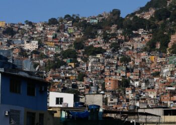 População de favela é mais negra e jovem que restante do país