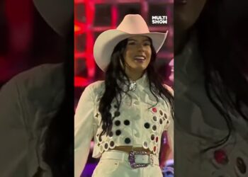 Ana Castela canta “Roça Em Mim” l Giro Sertanejo l #Shorts