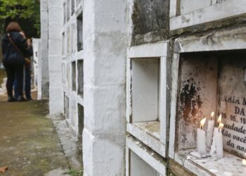 Preço de enterros triplica em seguida licença de cemitérios em SP