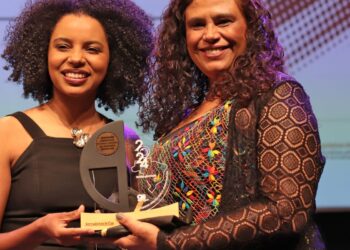 Filial Brasil e jornalistas da EBC recebem prêmio de jornalismo preto