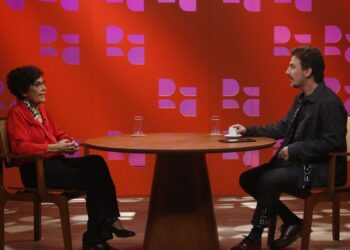 Marilena Chauí discute democracia e mundo do dedo no DR com Demori