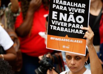 Manifestantes vão às ruas pelo término da graduação de trabalho 6×1