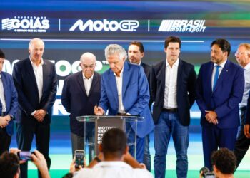 Caiado assina contrato para MotoGP no Autódromo de Goiânia