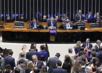 Câmara rejeita mudanças do Senado e aprova reforma tributária