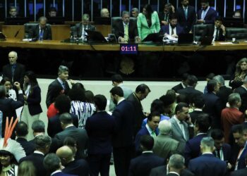 Relator muda regras na PEC do corte de gastos para supersalários
