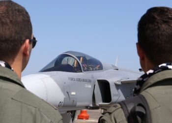 Caça adquirido pelo Brasil surpreende F-15 dos EUA em combate simulado