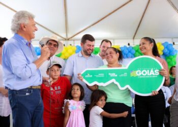 Caiado entrega 50 casas a custo zero em Britânia