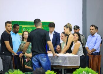 Daniel Vilela presta solidariedade à família e amigos de policial morto em ação