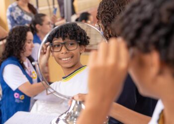 Olhar para Todos entrega óculos a alunos da rede estadual