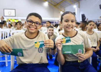 Governo entrega 17,6 mil novos cartões do Bolsa Uniforme a estudantes de CEPMGs