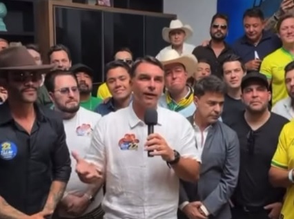[VÍDEO] Flávio Bolsonaro recebe apoio de mais de 30 grandes nomes do sertanejo e declara: “Vamos arrumar as contas desse país”