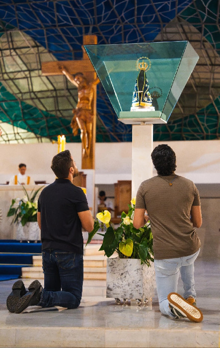 Zé Neto & Cristiano chegam a Brasília e visitam a “Catedral Metropolitana Nossa Senhora Aparecida” para agradecer aos 15 anos de carreira :: Sertanejo Hits Brasil