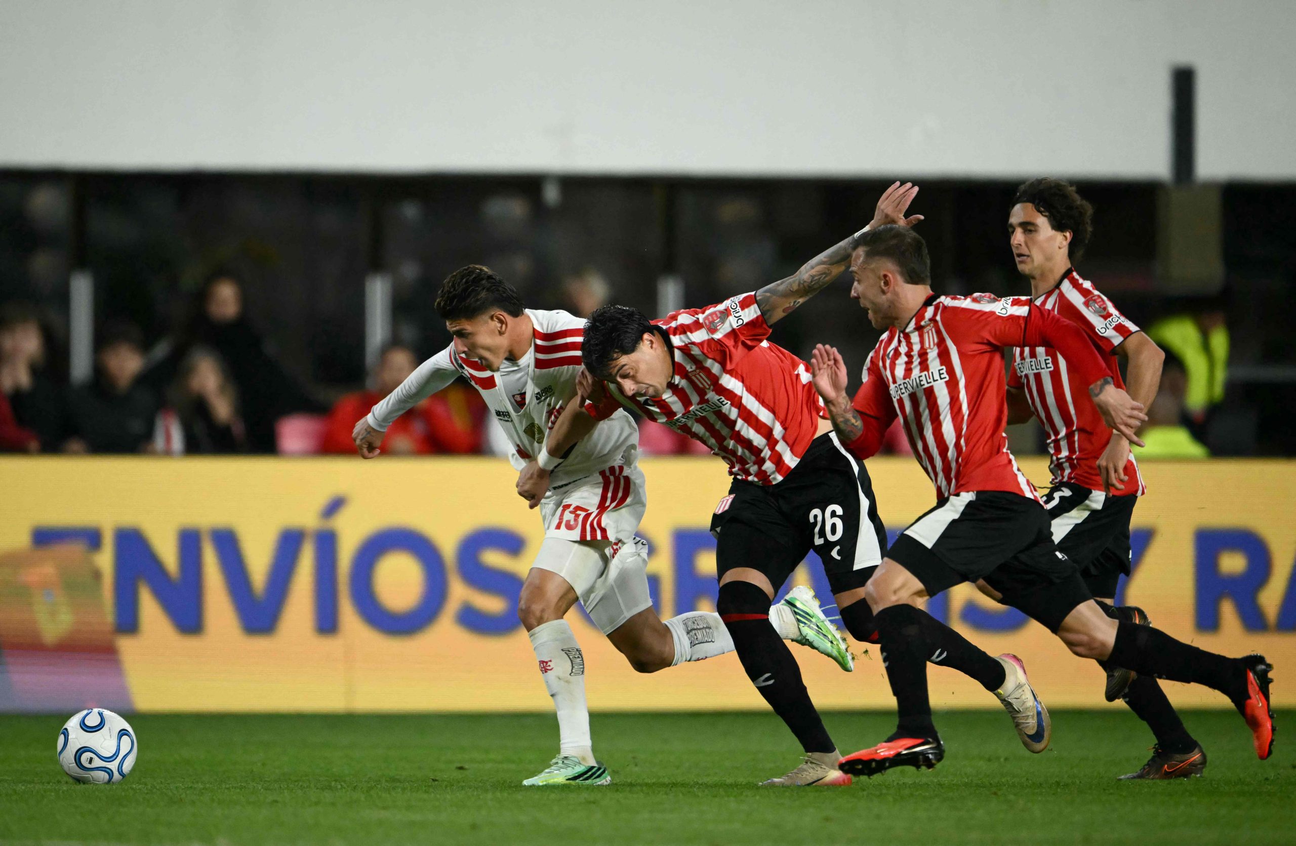 Flamengo privilegia segurança e fica devendo futebol, mas empate em La Plata não deixa de ser bom resultado