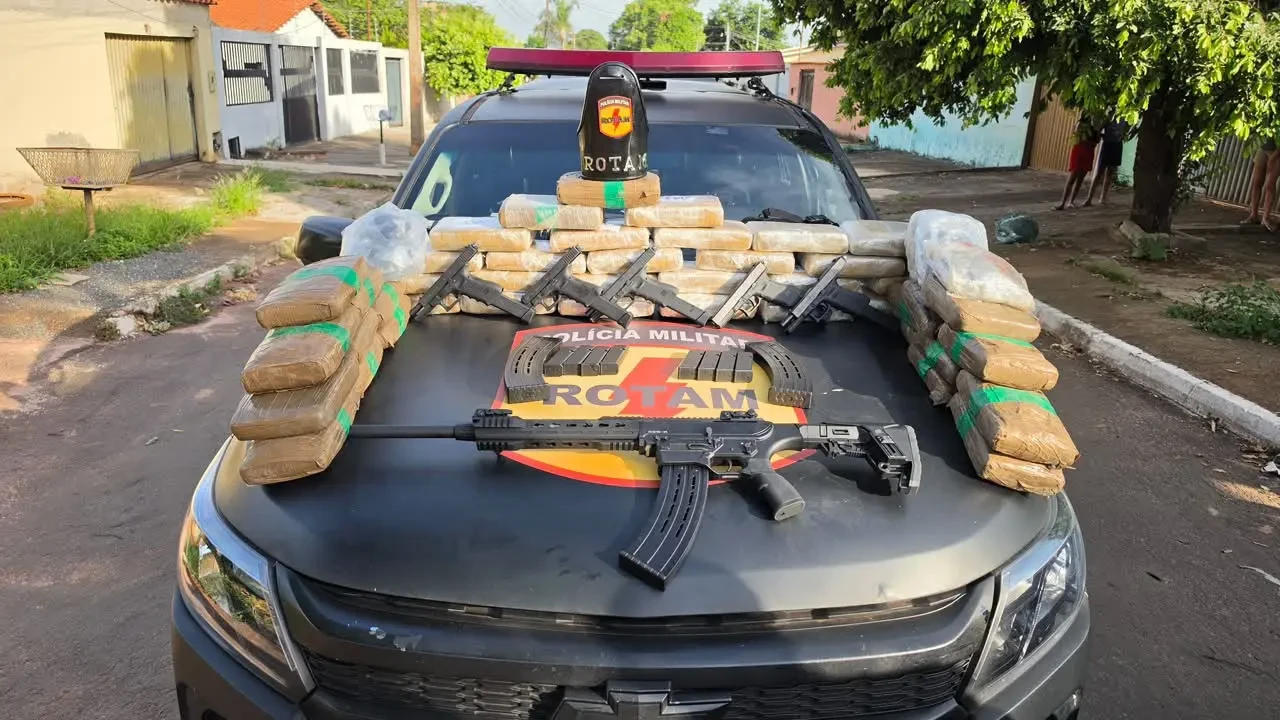 Três pessoas são presas com 80 kg de drogas e seis armas em paiol em Senador Canedo