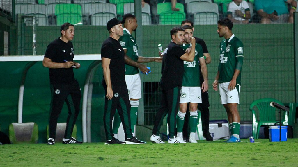 Goiás conquista vitória e volta a sonhar com acesso com Mozart