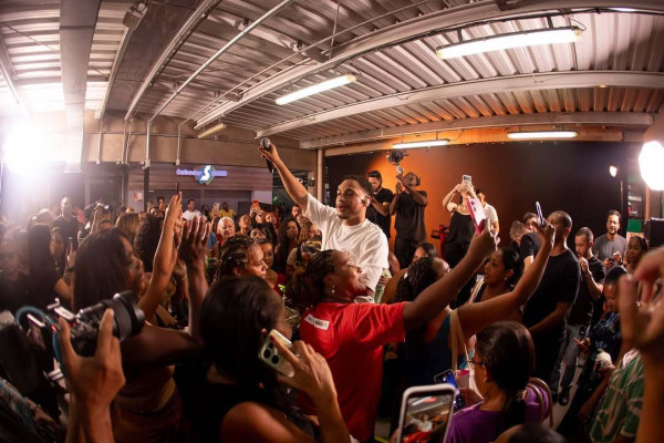 Pernambucano Marquinhos Navais conquista milhões de fãs cantando arrocha no metrô de Salvador | Diario de Pernambuco