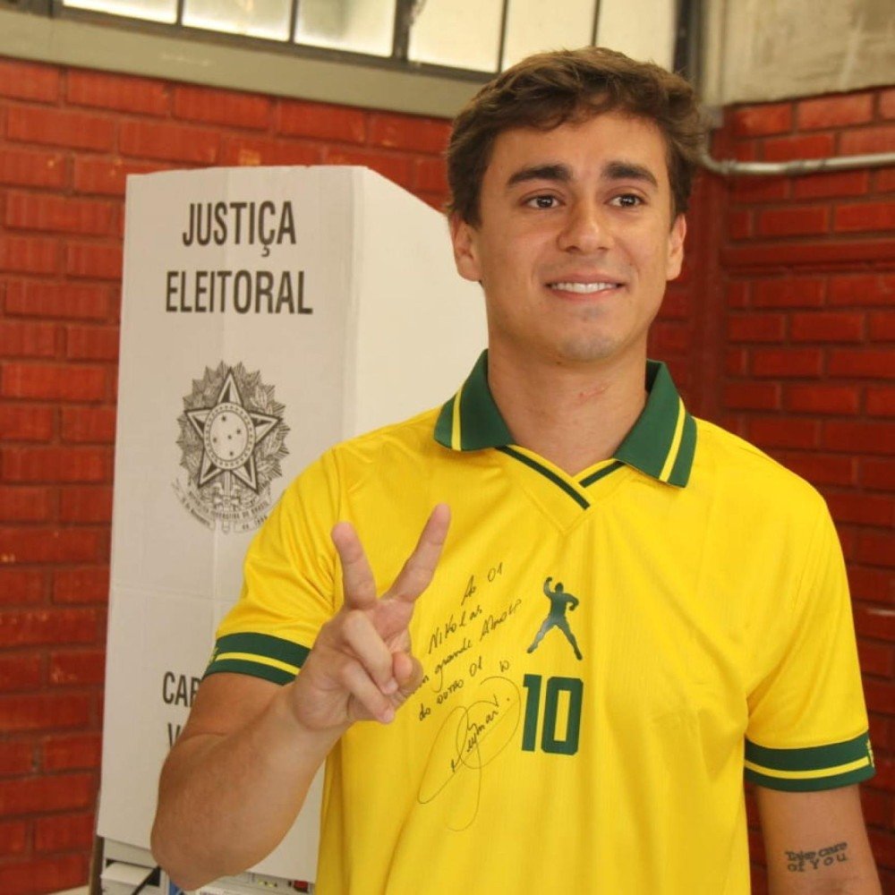 Com camisa dada por Neymar, Nikolas vota em BH e faz o V da vitória